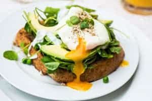 Pochierte Eier auf Avocado-Brot