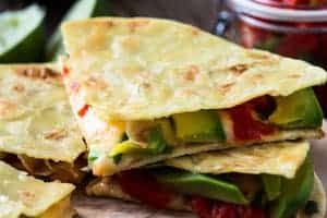 Quesadillas mit Avocado und Paprika