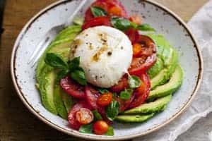 Avocado Tomatensalat mit Büffelmozzarella