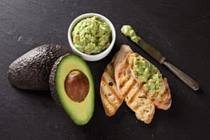 Guacamole mit geröstetem Brot